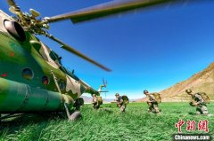 海拔4000米，西藏军区组织成建制伞降训练！